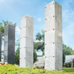 Nichos cenizarios en obelisco
