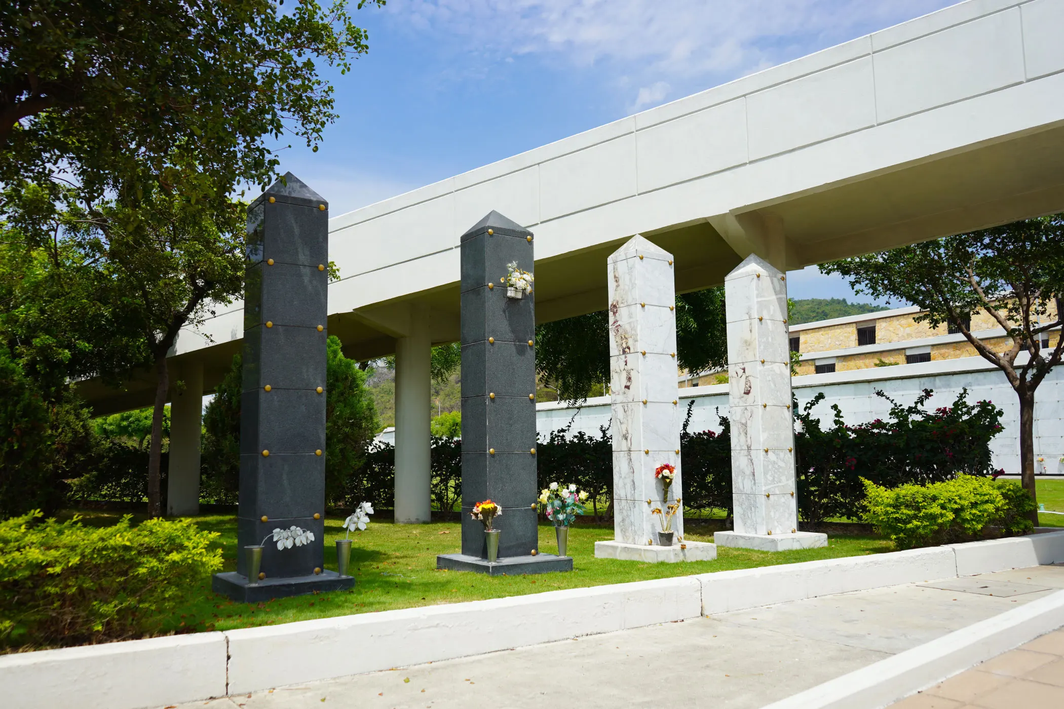 Nichos cenízaros en obelisco